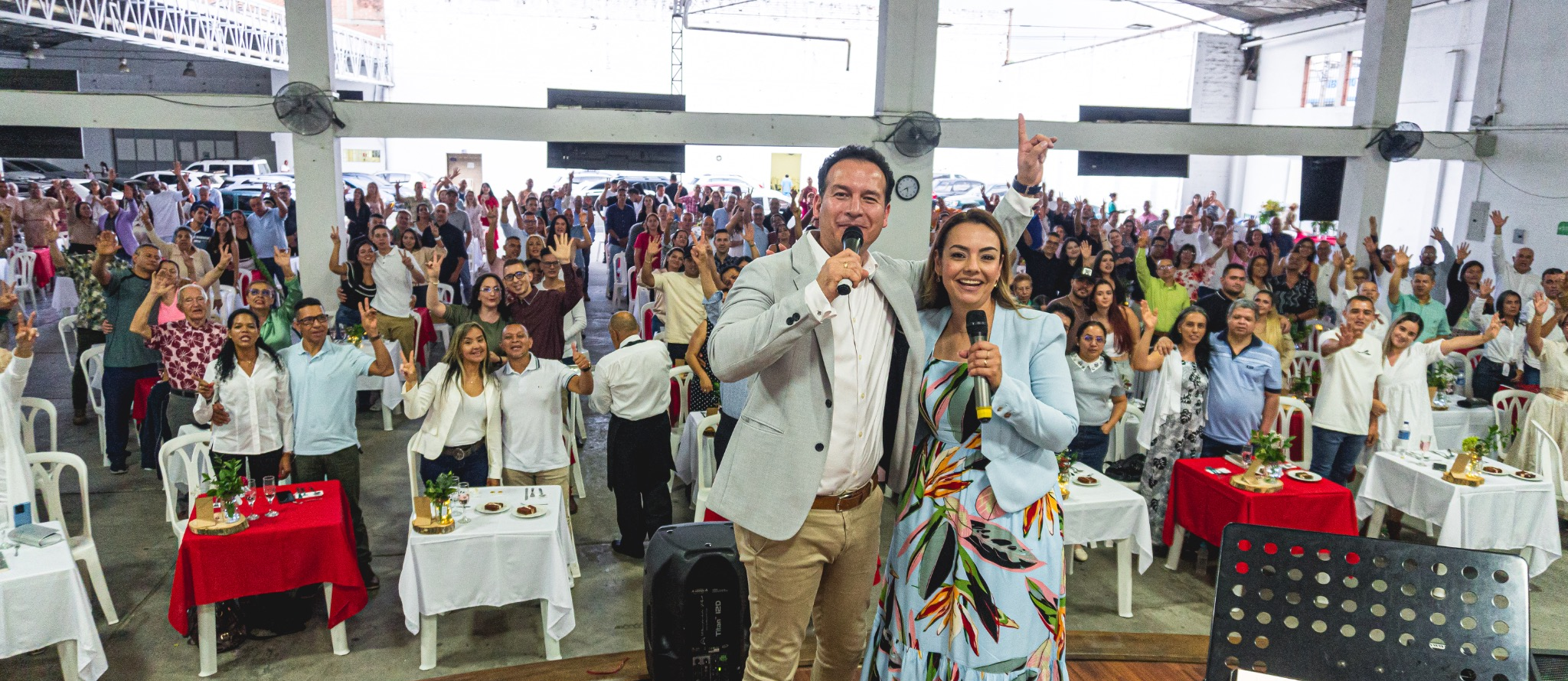 Jeins Durán y Claudia Gil ante conferencia de parejas